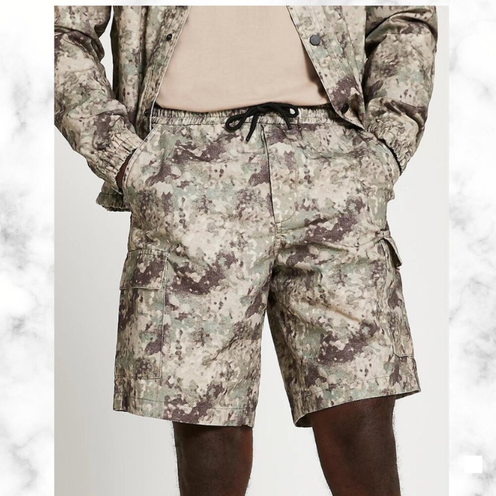 River Island NWT Men's Dark Green Camo Cargo Camouflage Shorts, Size 32